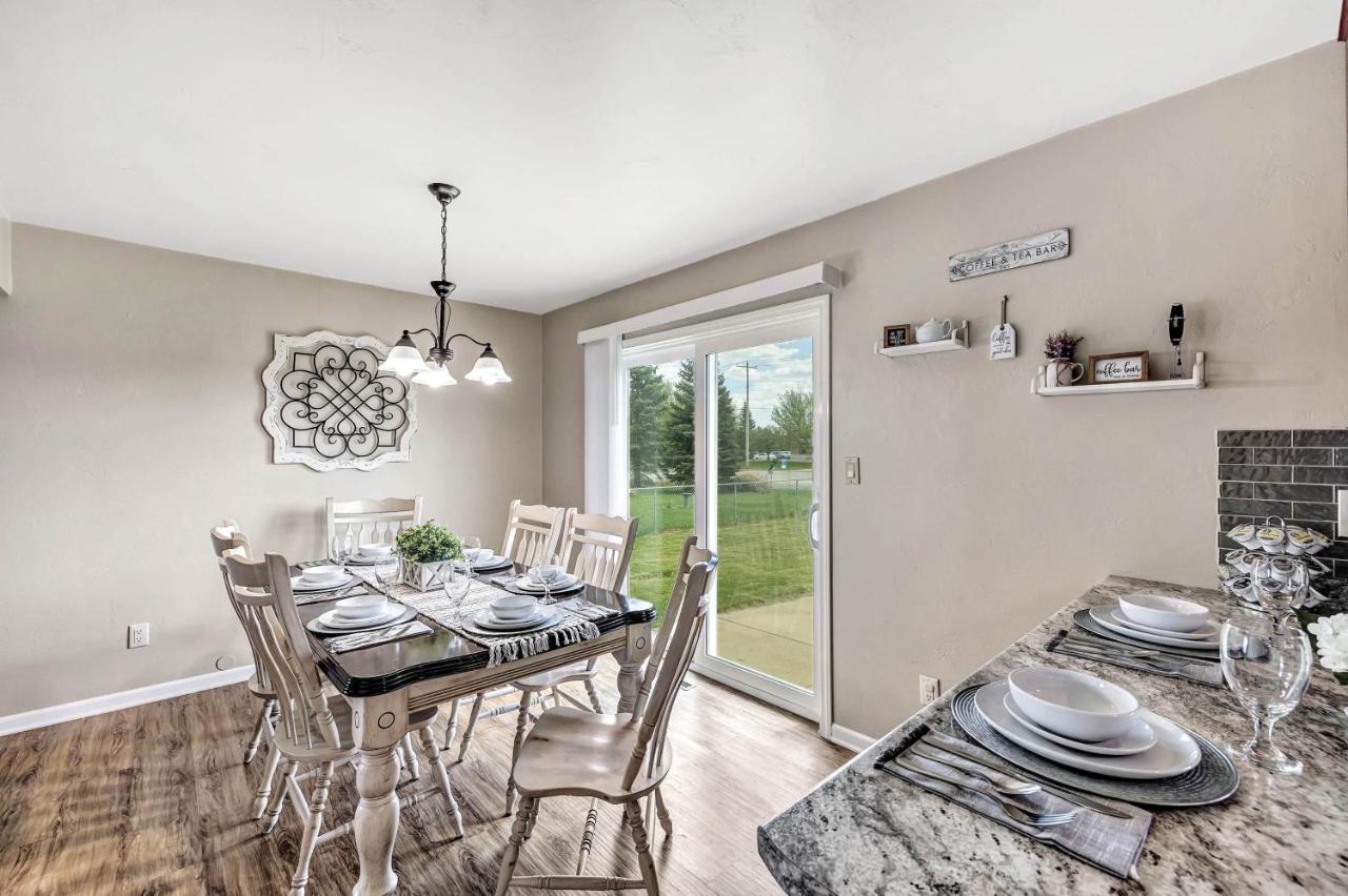 Serene 3 Bedroom Home, Nrm, Wi-Fi, Parking, Queen Bed De Pere المظهر الخارجي الصورة
